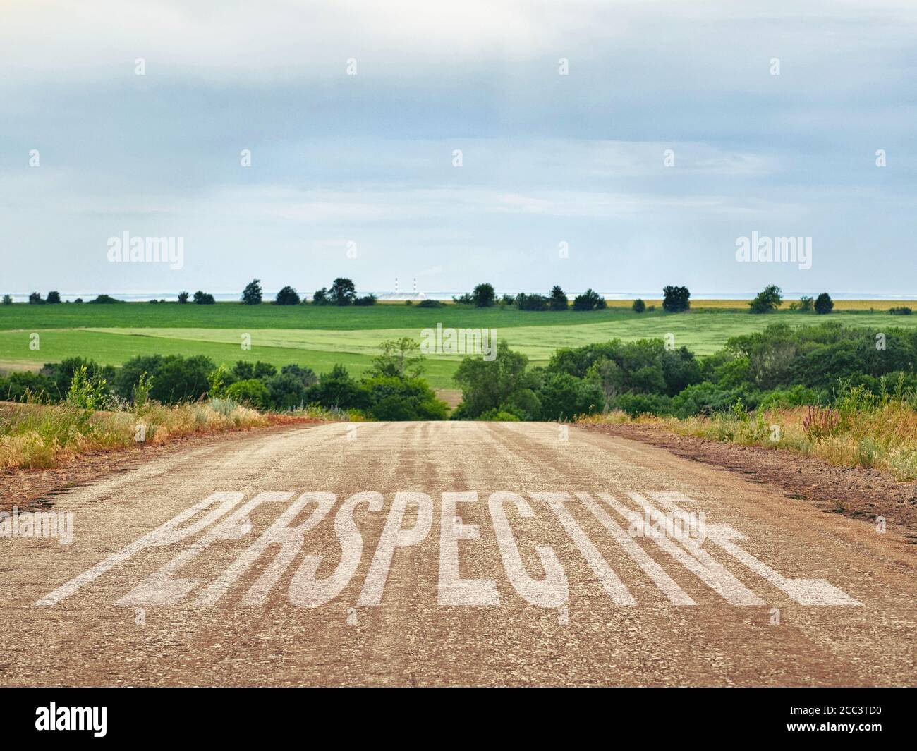 Perspektive, zukünftige Entwicklung. Text auf asphaltierter Straße im Grünen. Projektstart. Natürliche Skyline mit grüner Landschaft Stockfoto