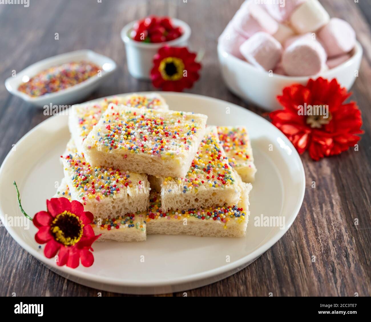 Fairy Bread Slice mit Süßigkeiten Hintergrund verwischen Stockfoto