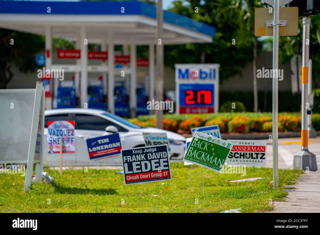 Foto von politischen Kandidaten Zeichen Dania Beach FL USA Stockfoto