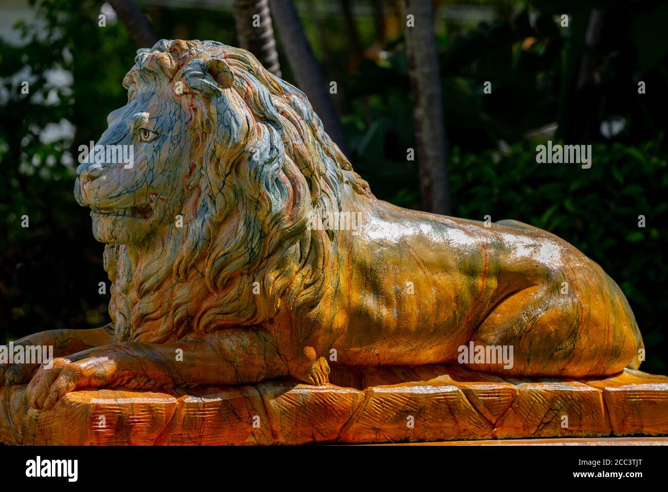 Gemalte Löwen Skulptur im Freien von der Sonne beleuchtet Stockfoto