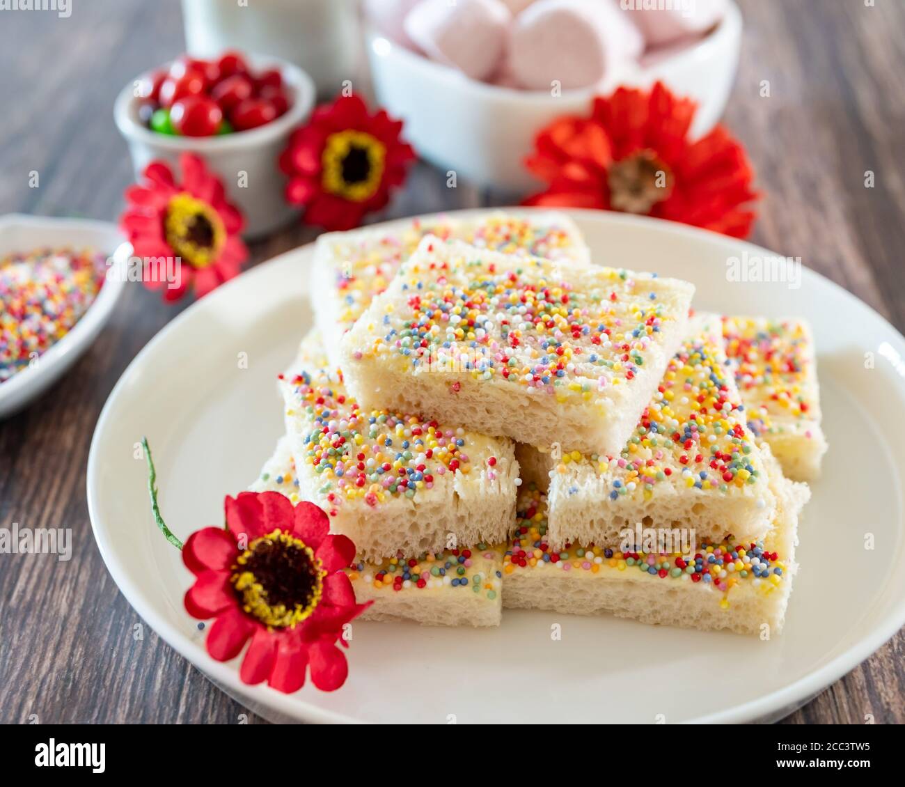 Fairy Bread Slice mit Süßigkeiten Hintergrund verwischen Stockfoto