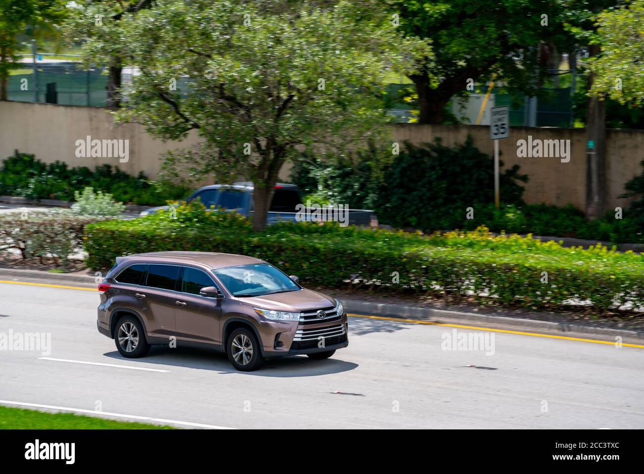 2020 Toyota Highlander SUV Fahren auf einer Straße Stockfoto