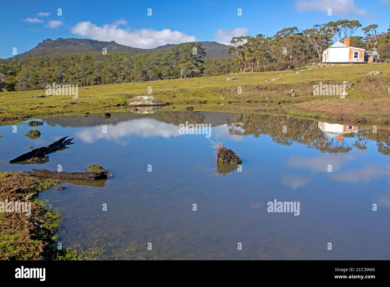 Mrs Hunt's Cottage in Darlington mit Bishop und Clerk Beyond Stockfoto