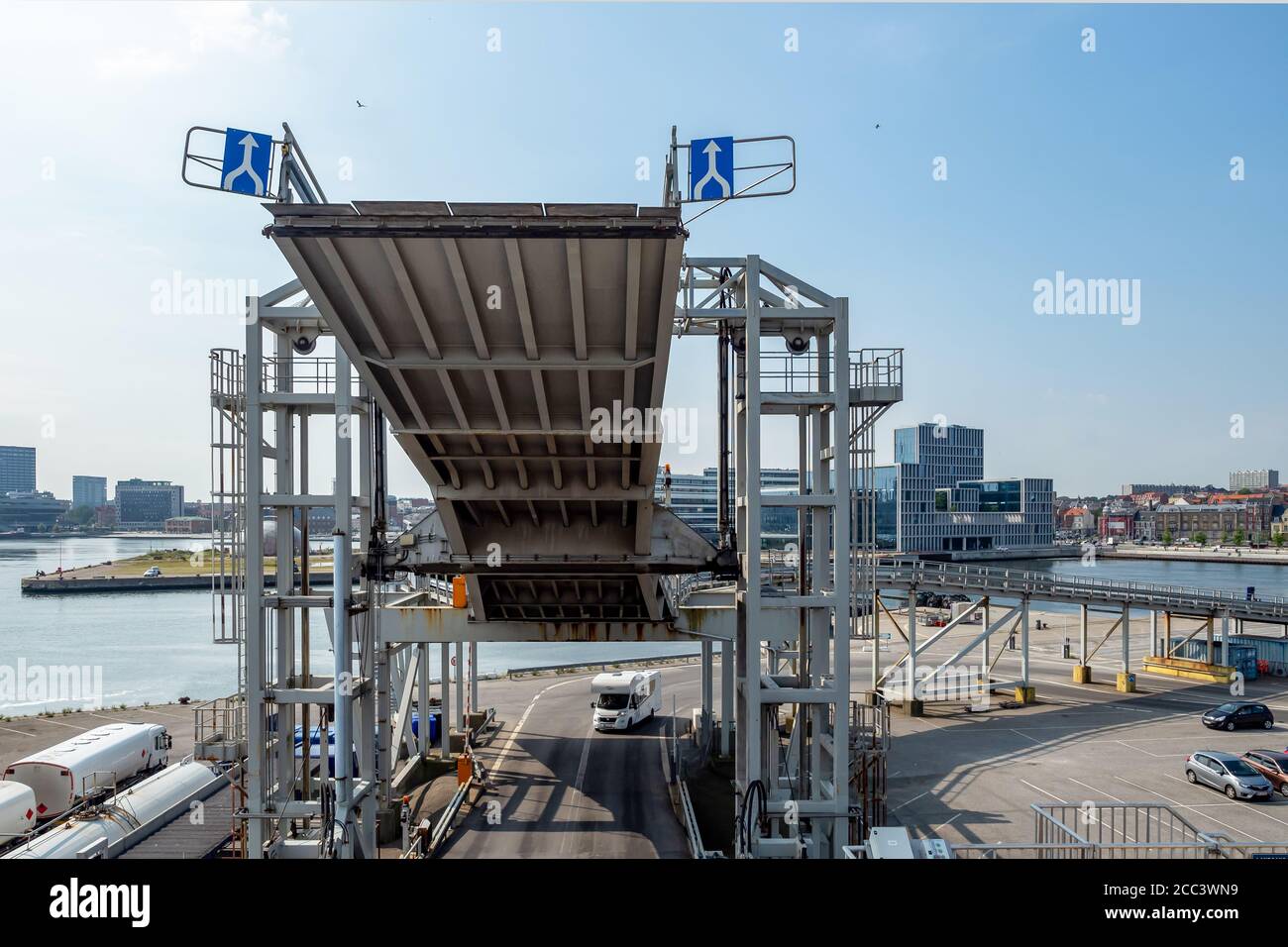 Aarhus Jütland Dänemark 26. August 2019 - Fährrampe genutzt Zum Beladen an einem sonnigen Sommernachmittag Stockfoto