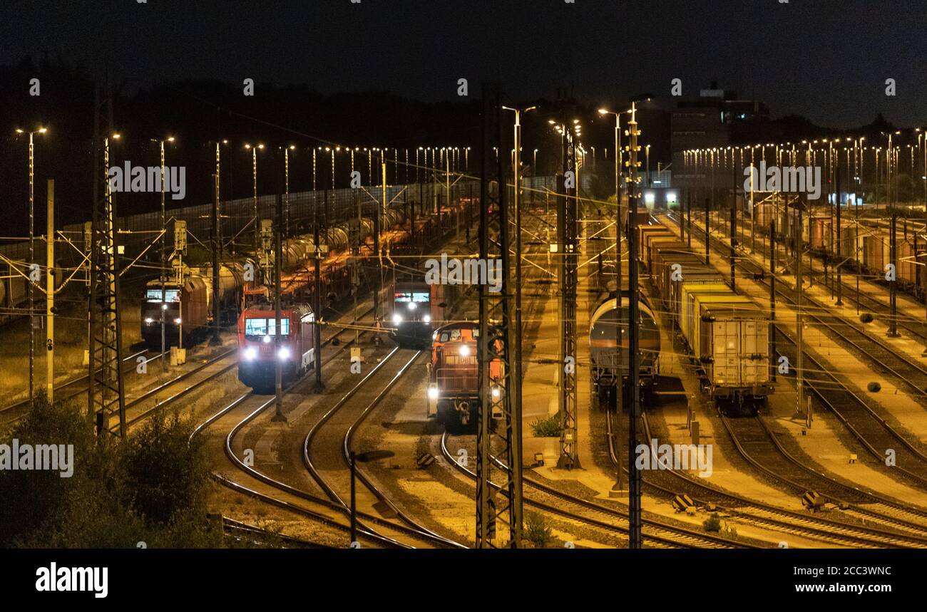 Maschen, Deutschland. August 2020. Züge sind auf dem Gelände des Maschen Rangierbahnhofs geparkt. Fast 300 Kilometer Strecke, rund 750 Punkte und rund 900 Signale, der Rangierbahnhof Maschen ist der größte Europas. Die Arbeit wird hier 365 Tage im Jahr, rund um die Uhr durchgeführt. Quelle: Philipp Schulze/dpa/Alamy Live News Stockfoto