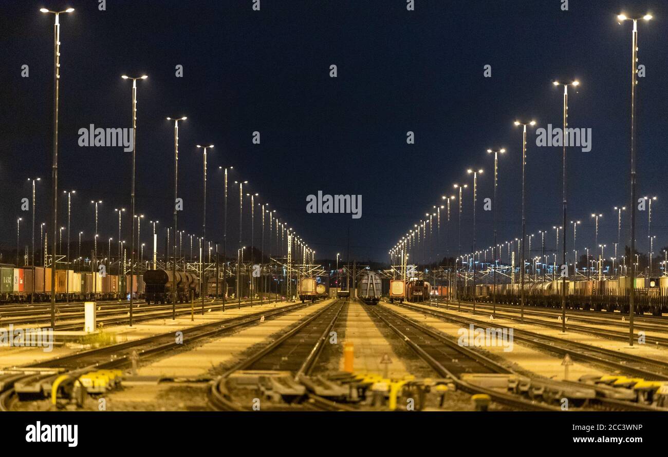 Maschen, Deutschland. August 2020. Waggons befinden sich auf dem Gelände des Maschen Rangierbahnhofs. Fast 300 Kilometer Strecke, rund 750 Punkte und rund 900 Signale, der Rangierbahnhof Maschen ist der größte Europas. Die Arbeit wird hier 365 Tage im Jahr, rund um die Uhr durchgeführt. Quelle: Philipp Schulze/dpa/Alamy Live News Stockfoto