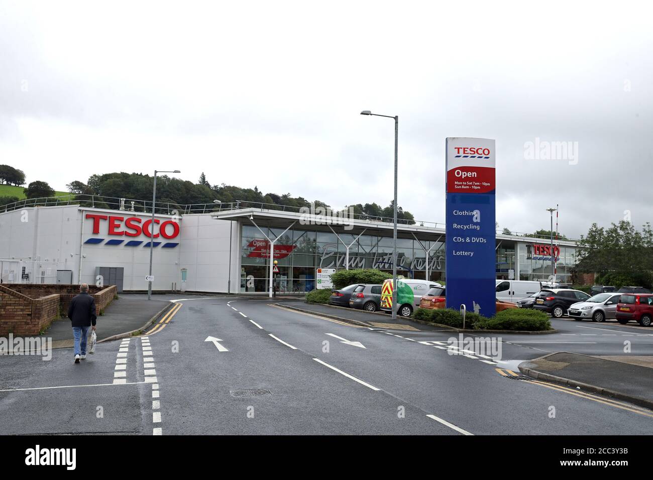 Tesco-Geschäft in Lockerbie, Schottland, wo die Entdeckung eines Krug kontaminierter Babynahrung Tesco veranlasste, einen nationalen Produktrückruf auszustellen und den Restbestand aus seinen Regalen zu entfernen. Nigel Wright wird beschuldigt, versucht zu haben, £Millionen 1.4 Bitcoin von Tesco zu erpressen. Der Landwirt aus Market Rasen, Lincolnshire, bestreitet zwei Anklagepunkte der Verunreinigung von Waren und drei Anklagepunkte der Erpressung, weil er von Tesco Kryptowährung verlangt hat, um zu enthüllen, wo die kontaminierten Lebensmittel platziert wurden. Stockfoto