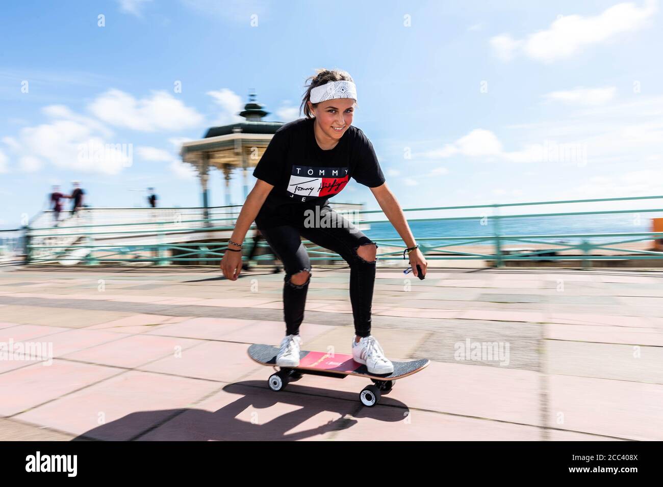 Charlotte Geary, 13, aus Bournemouth, Gewinnerin des IET-Wettbewerbs „Sports of the Future“, zeigt einen Prototyp ihrer siegreichen Erfindung ??? Das Electrodeck, ein elektrisches Skateboard, das Skatern erlaubt, zu beschleunigen und zu drehen, ohne ihre Füße vom Brett nehmen zu müssen. Stockfoto