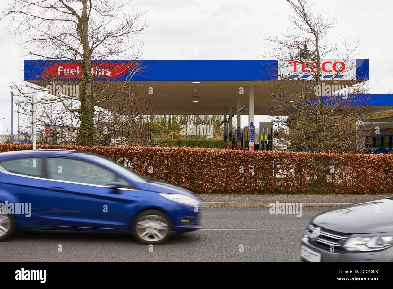 Tesco Tankstelle. Abbey Retail Park, Belfast, Belfast, Irland. Architekt: N. Z., 2019. Stockfoto