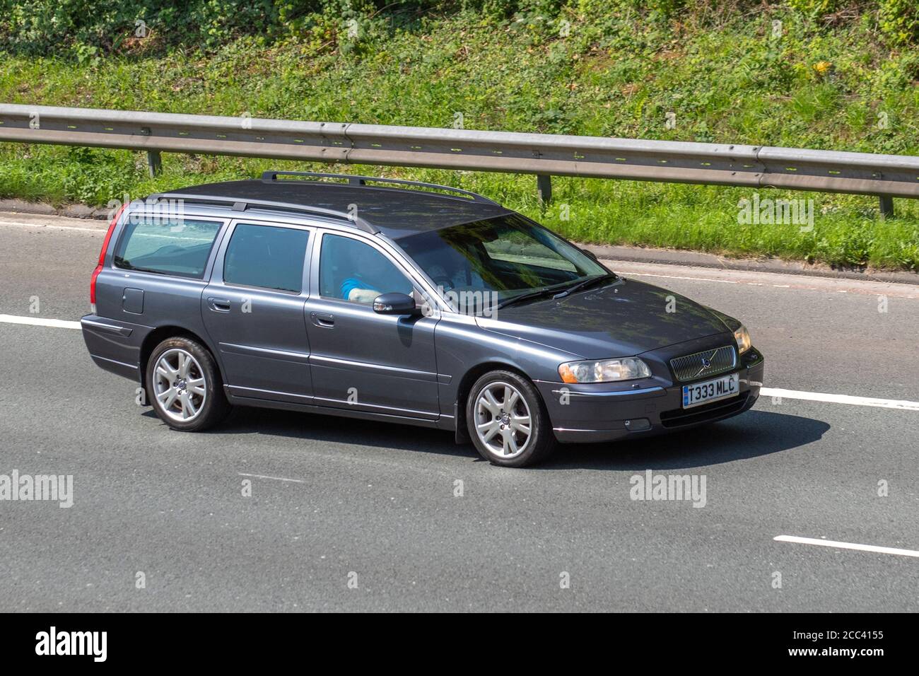 2006 grauer Volvo V70 SE Auto Estate; Fahrzeuge, die Fahrzeuge bewegen, Autos, die Fahrzeuge auf britischen Straßen fahren, Motoren, Autofahren auf der Autobahn M6. Stockfoto
