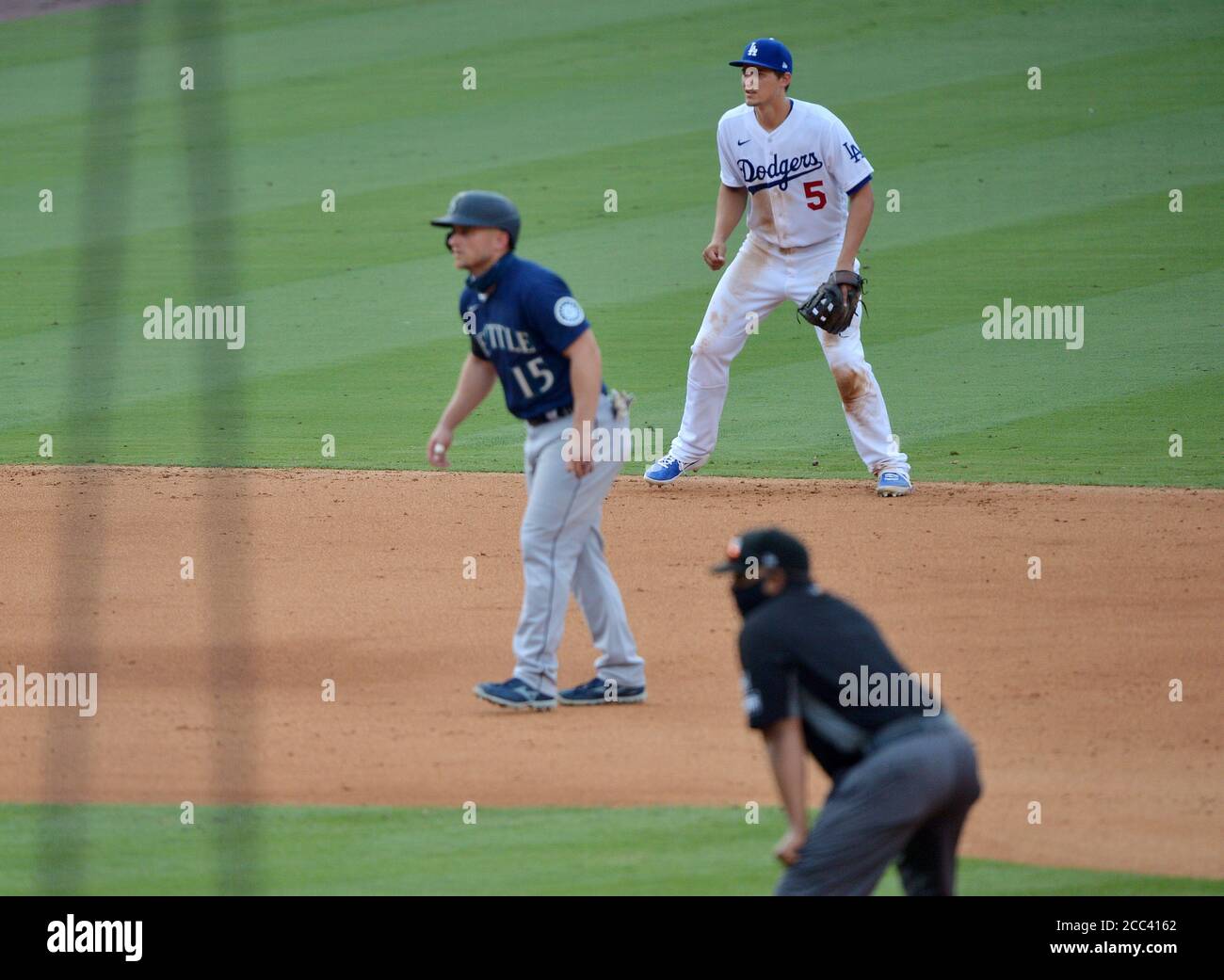 Los Angeles, Usa. August 2020. Corey Seager von Los Angeles Dodgers hält seinen älteren Bruder, Kyle Seager von Seattle Mariners, am Dienstag, den 18. August 2020, zur zweiten Basis im Dodger Stadium in Los Angeles. Sie waren die ersten Brüder, die im gleichen Spiel seit 2001 am Montag während des Sieges der Dodgers über die Mariners Heimläufe erreichten. Foto von Jim Ruymen/UPI Kredit: UPI/Alamy Live Nachrichten Stockfoto