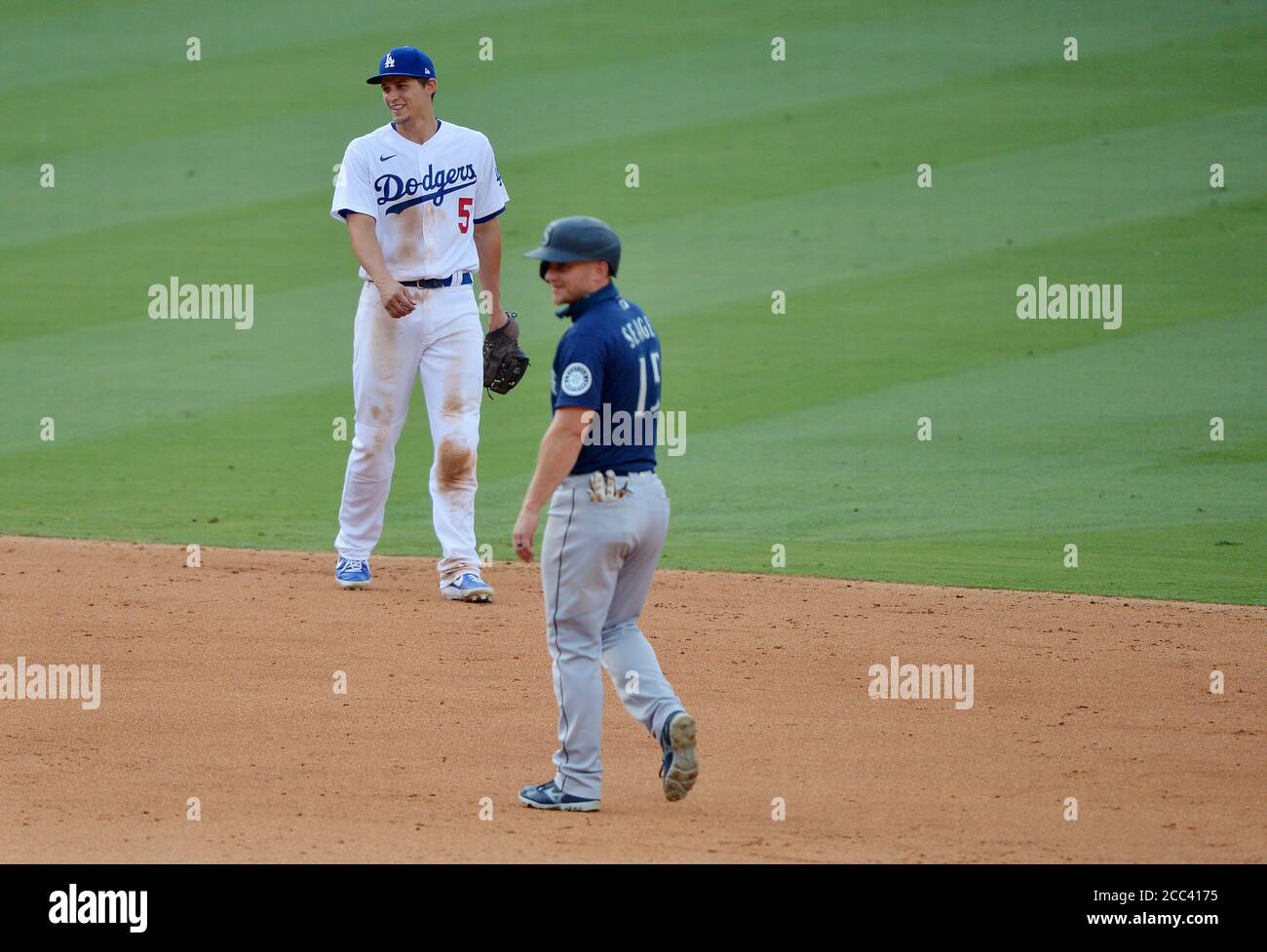 Los Angeles, Usa. August 2020. Corey Seager von Los Angeles Dodgers und Kyle Seager von Seattle Mariners teilen sich einen leichten Moment während einer Pause im siebten Inning im Dodger Stadium in Los Angeles am Dienstag, den 18. August 2020. Sie waren die ersten Brüder, die im gleichen Spiel seit 2001 am Montag während des Sieges der Dodgers über die Mariners Heimläufe erreichten. Foto von Jim Ruymen/UPI Kredit: UPI/Alamy Live Nachrichten Stockfoto