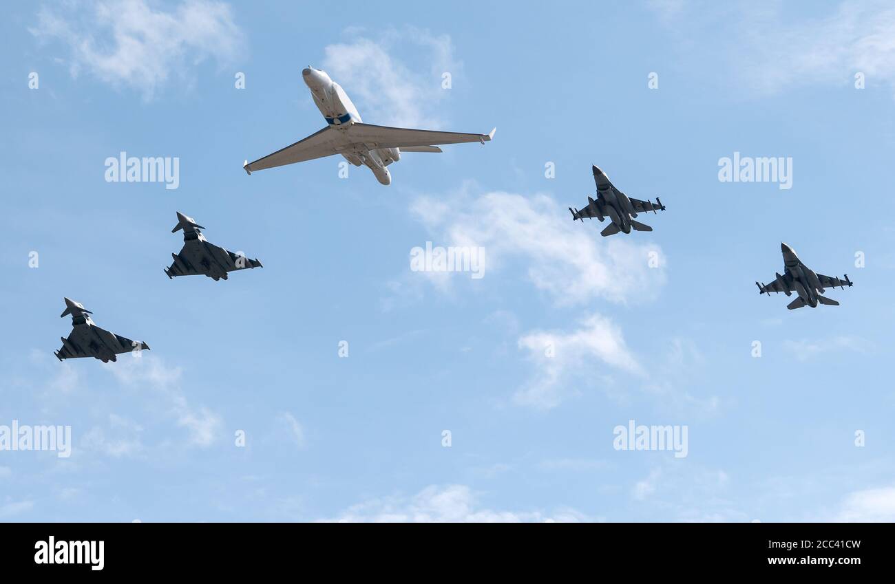 Fürstenfeldbruck, Deutschland. 18. August 2020, Bayern, Fürstenfeldbruck: Zwei F-16-Kampfflugzeuge (rechts) der israelischen Luftwaffe (IAF), zwei Eurofighter der Bundeswehr und ein Learjet der israelischen Luftwaffe fliegen in Formation über den Luftwaffenstützpunkt Fürstenfeldbruck zum Gedenken an den Attentat der Olympischen Spiele 1972. Jagdflugzeug der israelischen Luftwaffe landete erstmals in Deutschland für die Luftkampfübungen der Blue Wings 2020 und MAGDAYs und eine gemeinsame Gedenkfeier. Quelle: dpa picture Alliance/Alamy Live News Stockfoto