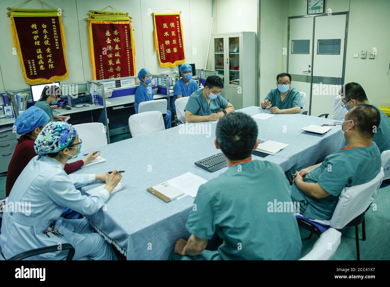 (200818) -- PEKING, 18. August 2020 (Xinhua) -- Tong Zhaohui (1. R, zurück) diskutiert die Krankenakte am 13. August 2020 mit seinen Kollegen im Pekinger Ditan Krankenhaus in Peking, der Hauptstadt Chinas. Tong ist Vizepräsident des Pekinger Chao-Yang Krankenhauses und Experte der medizinischen Behandlungsgruppe der Nationalen Gesundheitskommission. Er gehörte zu den ersten Experten für Atemwegserkrankungen und kritische Erkrankungen, die in Wuhan ankamen, um lokale Ärzte bei ihrem Kampf gegen COVID-19 zu unterstützen. Nach drei Monaten kontinuierlicher Arbeit in Wuhan reiste er nach Heilongjiang, Jilin, Qingdao und Peking, um EP zu leiten Stockfoto
