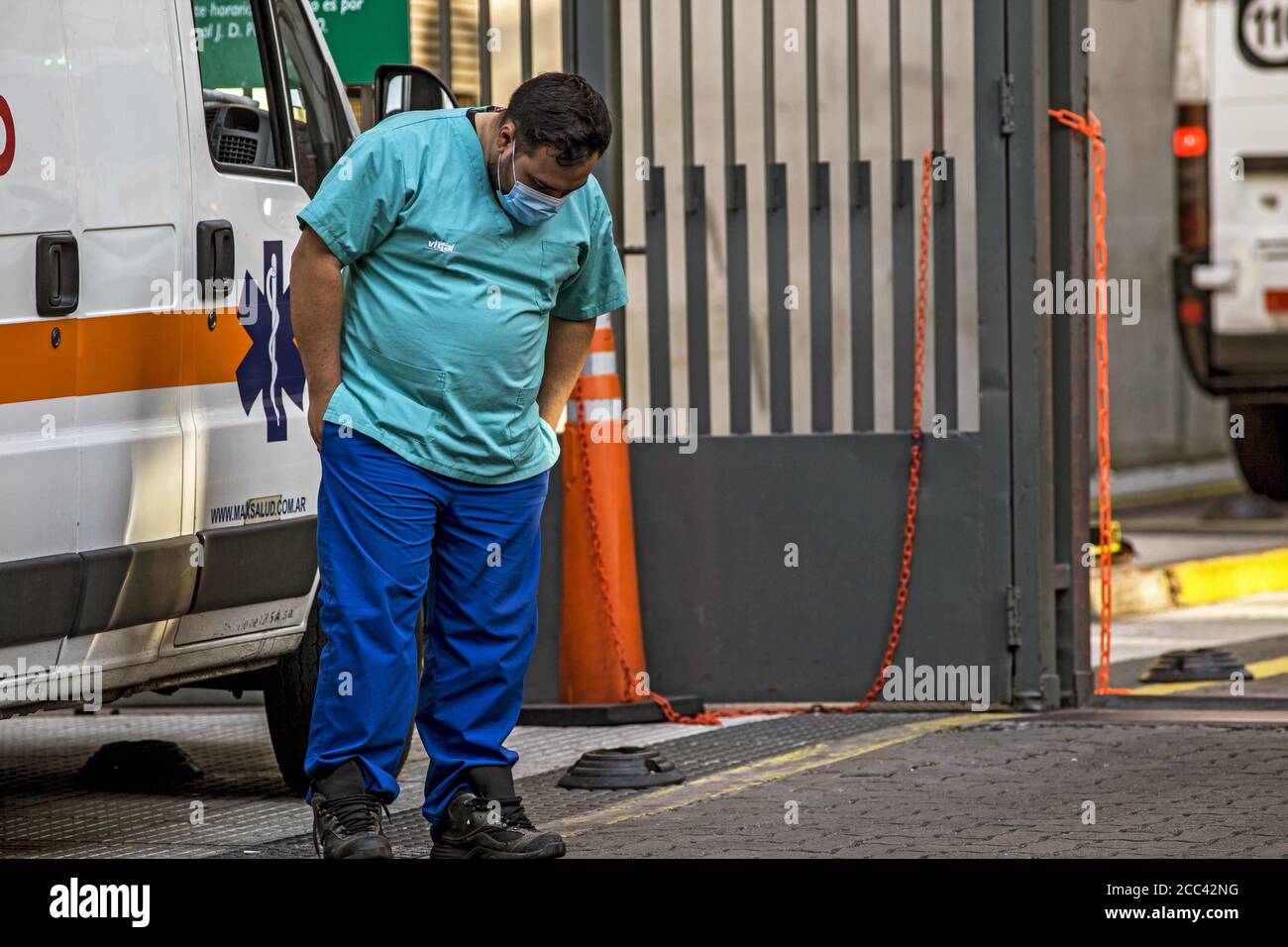 18. August 2020, Buenos Aires, Bundeshauptstadt, Argentinien: Die Sorge um die Arbeiter an vorderster Front der Ansteckung wächst.wie der Gewerkschaftsverband der Gesundheitsberufe berichtet, gibt es bereits 60 Todesfälle unter Ärzten, Krankenschwestern, Krankenschwestern, Krankenschwestern, Verwaltungsbeamten und Instrumentalisten. Die Infizierten sind bereits über 17,000, eine ähnliche Zahl ist isoliert und die Zahl wächst exponentiell. Sie warnen vor der Aufmerksamkeit des Systems, wenn die Verschlüsselung weiter zunimmt. (Bild: © Roberto Almeida Aveledo/ZUMA Wire) Stockfoto