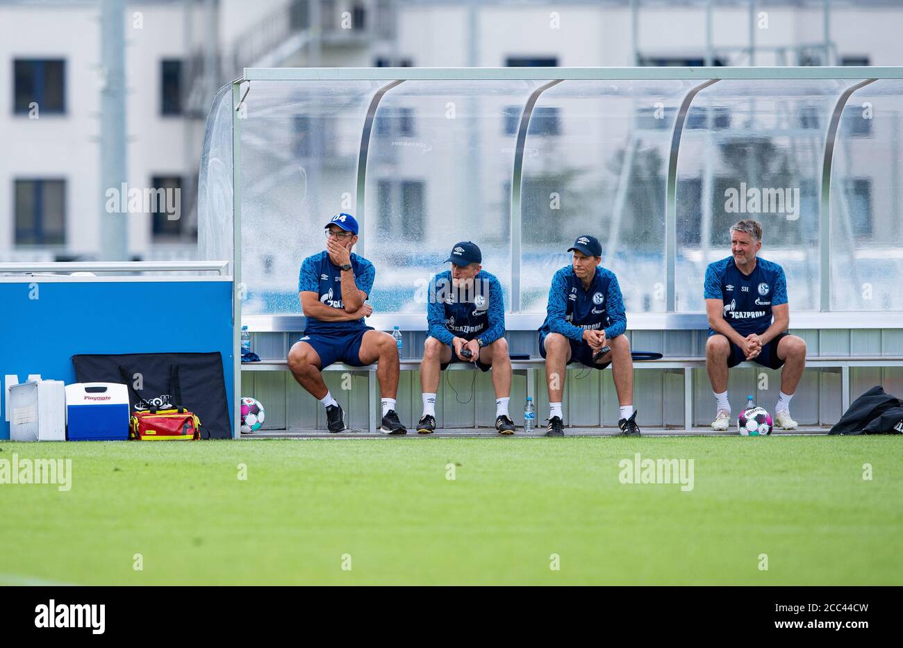 18. August 2020, Nordrhein-Westfalen, Gelsenkirchen: Fußball, Tryouts: FC Schalke 04 - KFC Uerdingen. Schalkes Trainer David Wagner (l-r) sitzt auf der Trainerbank mit Schalkes Co-Trainer Matthias Kreutzer, Schalkes Co-Trainer Christoph Bühler und Schalkes Torwarttrainer Simon Henzler. Foto: Guido Kirchner/dpa Stockfoto