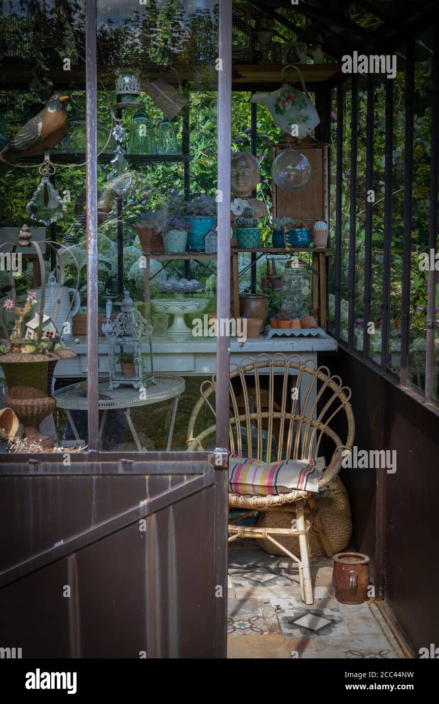 Dekorative Objekte und Pflanzen in einer Veranda . Hochwertige Fotos Stockfoto