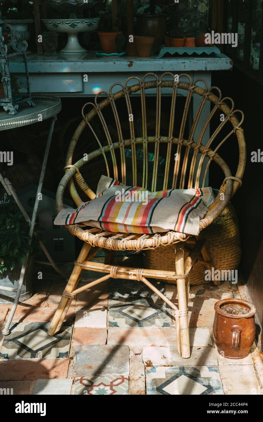 Rattanstuhl in der Veranda mit Schatten und Sonne. Hochwertige Fotos Stockfoto