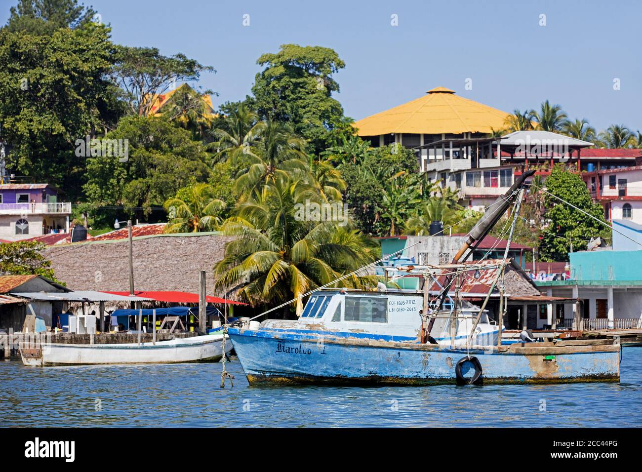 Bunte Fischerboote im Hafen des Dorfes Livingston in der Amatique Bay, Golf von Honduras, Izabal Department, Guatemala, Mittelamerika Stockfoto