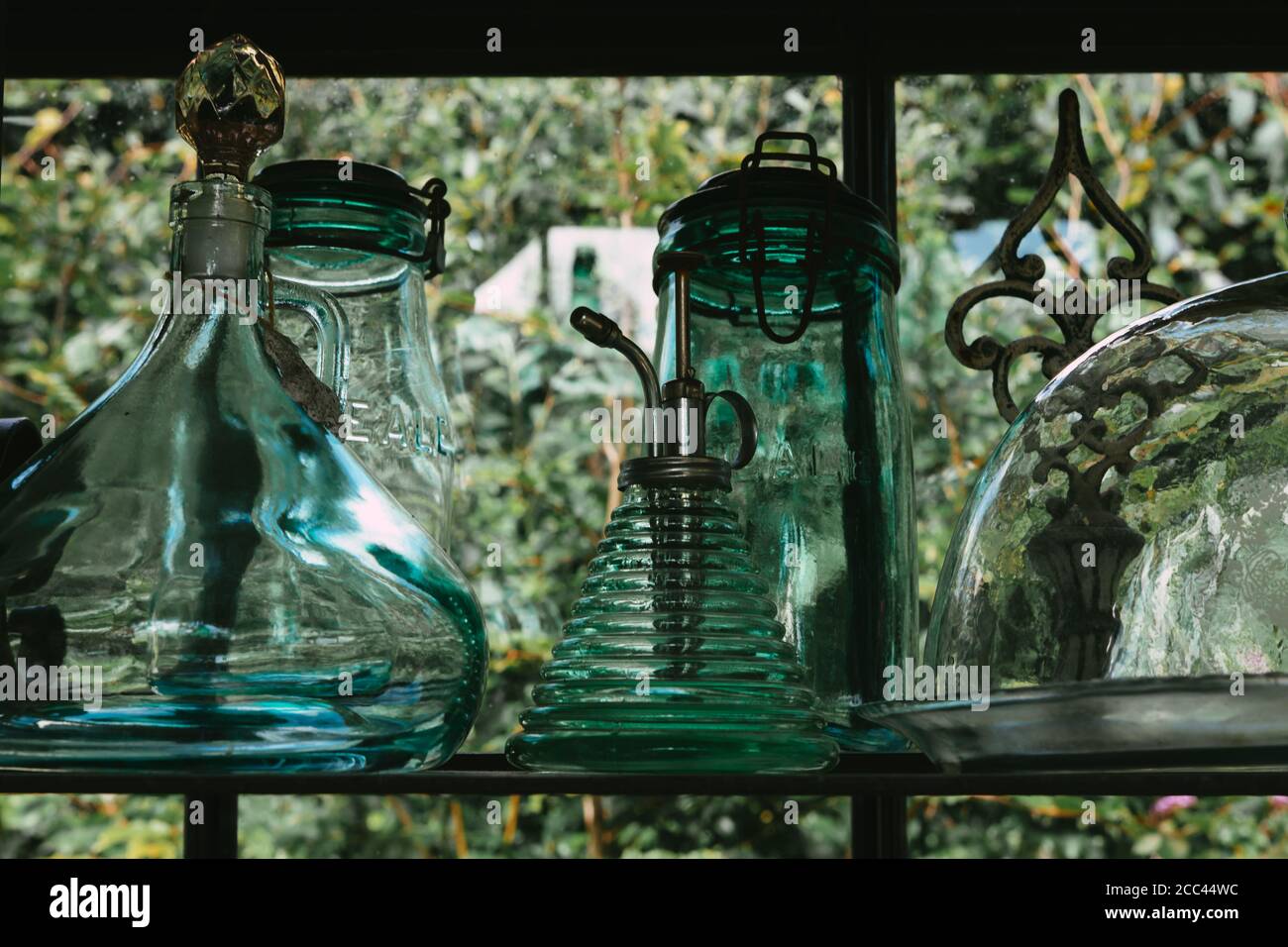 Flasche, Flasche und Glas. Dekorative Objekte. Hochwertige Fotos Stockfoto