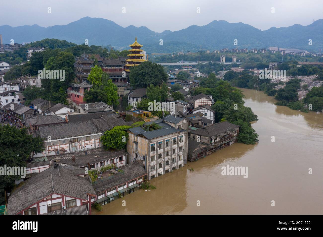 Chongqing. August 2020. Luftaufnahme vom 18. August 2020 zeigt das überflutete Gebiet in der antiken Stadt Ciqikou im Bezirk Shapingba, südwestlich der chinesischen Gemeinde Chongqing. Die Gemeinde Chongqing, die sich am oberen Ufer des Jangtse-Flusses befindet, wurde am Dienstag von schweren Überschwemmungen heimgesucht. Daher wurde ein Level-I-Notfallplan zur Hochwasserkontrolle erlassen. Quelle: Liu Chan/Xinhua/Alamy Live News Stockfoto