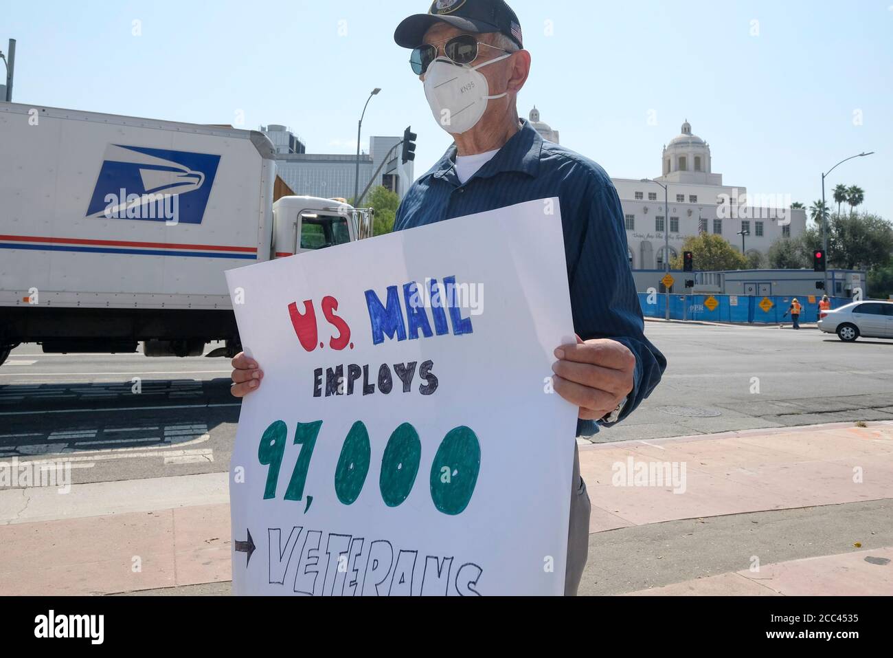 18. August 2020, Los Angeles, Kalifornien, USA: Ein Mann hält ein Schild bei einer Pressekonferenz vor dem USPS Post Office Terminal Annex, um am Dienstag einen National Postal Day of Action zu starten. Demokratische Abgeordnete aus Southland versammelten sich heute bei Poststellen in der gesamten Region, um das zu verungeln, was sie als konzertierte Anstrengung der Trump-Regierung anführen, um die Postoperationen vor einer Wahl abzubauen, von der erwartet wird, dass sie sich stark auf Briefwahlabgaben stützen. (Bild: © Ringo Chiu/ZUMA Wire) Stockfoto