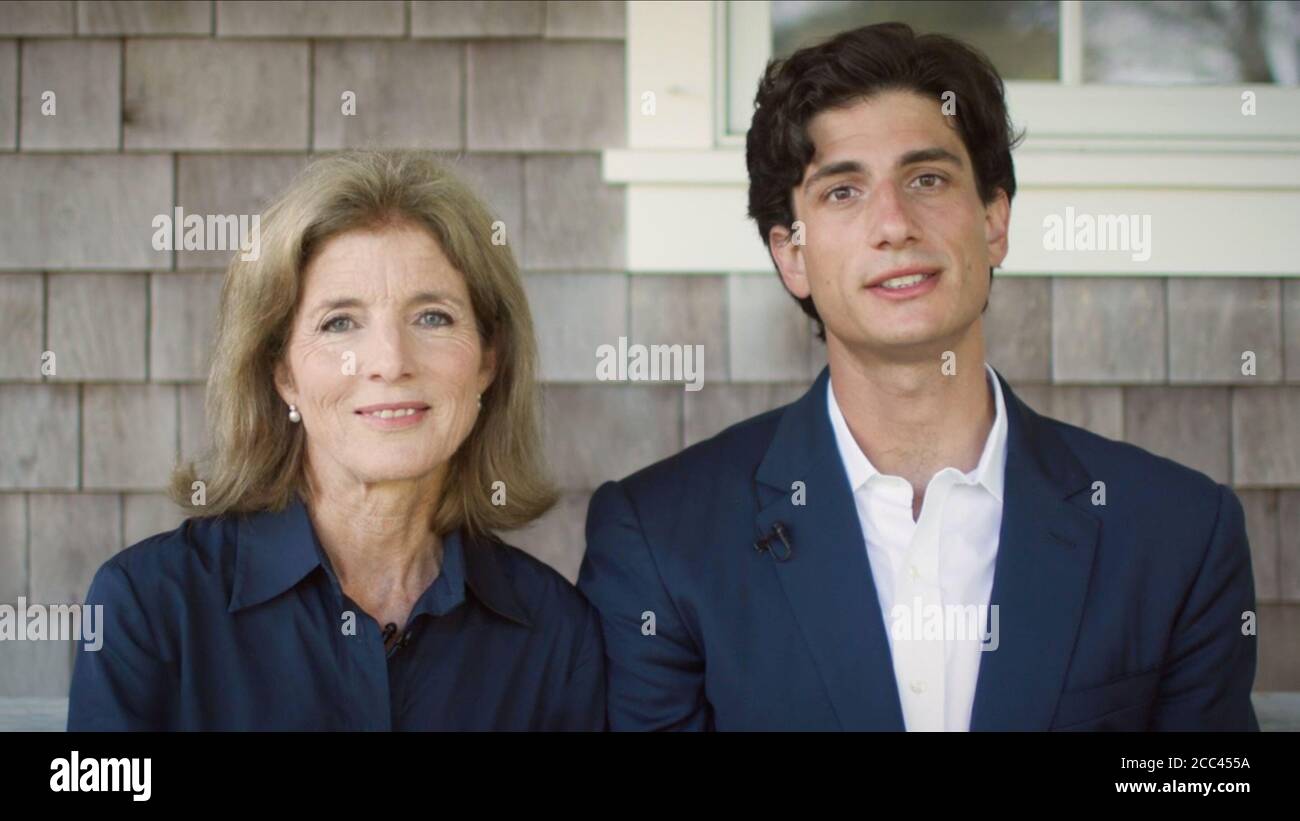In diesem Bild aus dem Video-Feed der Demokratischen Nationalversammlung, Caroline Kennedy, ehemalige Botschafterin der Vereinigten Staaten in Japan und Tochter des US-Präsidenten John F. Kennedy, links, Und ihr Sohn, Jack Schlossberg, Enkel von Präsident Kennedy, rechts, macht am Dienstag, 18. August 2020, am zweiten Abend des Kongresses Bemerkungen.Quelle: Democratic National Convention via CNP - Nutzung weltweit Stockfoto
