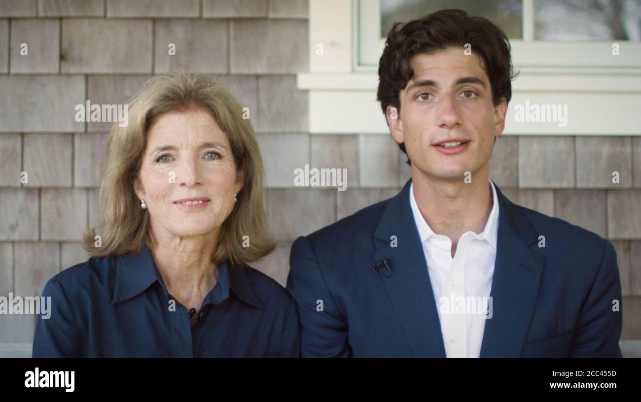 In diesem Bild aus dem Video-Feed der Demokratischen Nationalversammlung, Caroline Kennedy, ehemalige Botschafterin der Vereinigten Staaten in Japan und Tochter des US-Präsidenten John F. Kennedy, links, Und ihr Sohn, Jack Schlossberg, Enkel von Präsident Kennedy, rechts, macht am Dienstag, 18. August 2020, am zweiten Abend des Kongresses Bemerkungen.Quelle: Democratic National Convention via CNP - Nutzung weltweit Stockfoto In diesem Bild aus dem Video-Feed der Demokratischen Nationalversammlung, Caroline Kennedy, ehemalige Botschafterin der Vereinigten Staaten in Japan und Tochter des US-Präsidenten John F. Kennedy, links, Und ihr Sohn, Jack Schlossberg, Enkel von Präsident Kennedy, rechts, macht am Dienstag, 18. August 2020, am zweiten Abend des Kongresses Bemerkungen.Quelle: Democratic National Convention via CNP - Nutzung weltweit Stockfoto