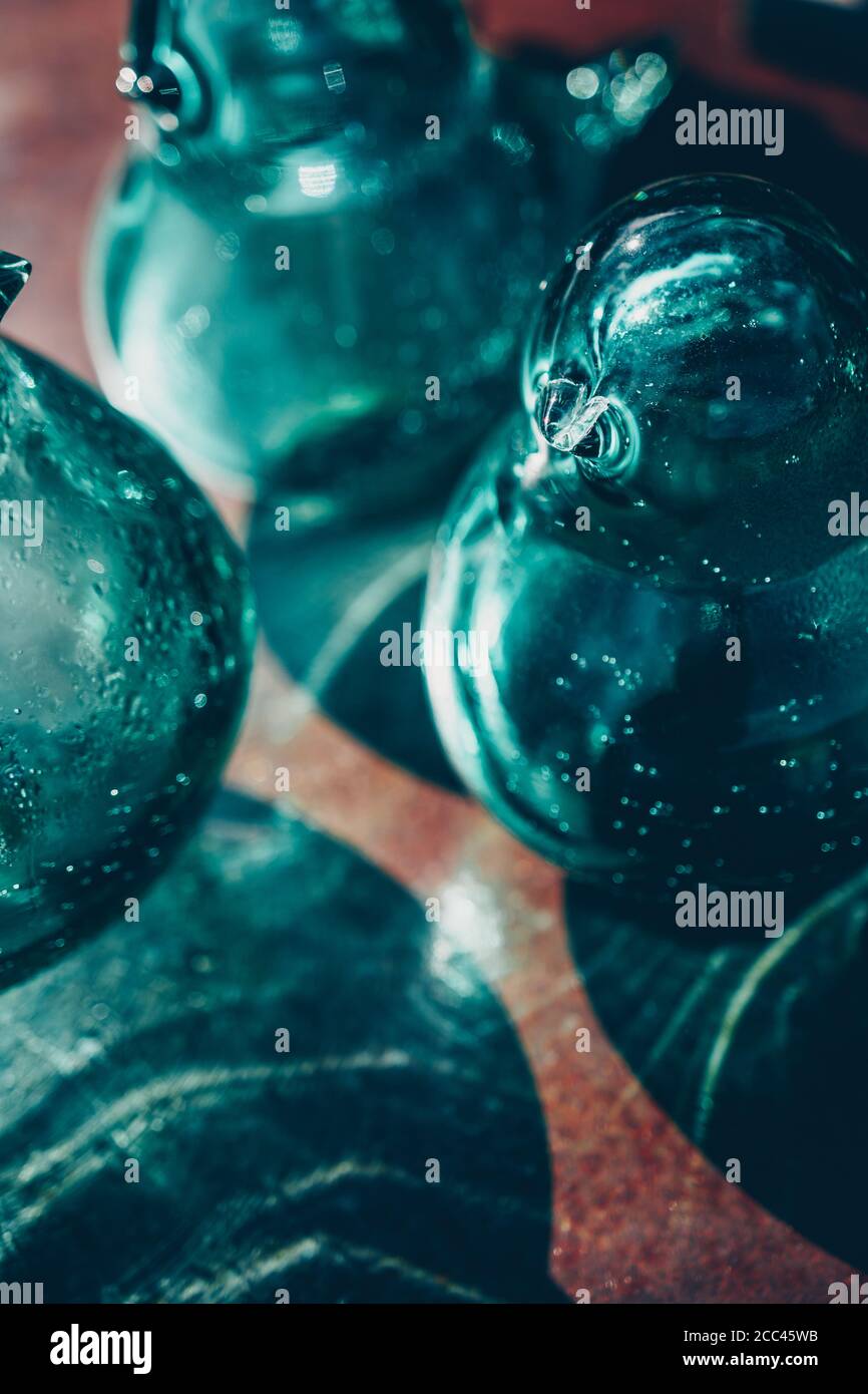Dekorative Objekte aus mundgeblasenem Glas auf einem Tisch im Freien. Hochwertige Fotos Stockfoto