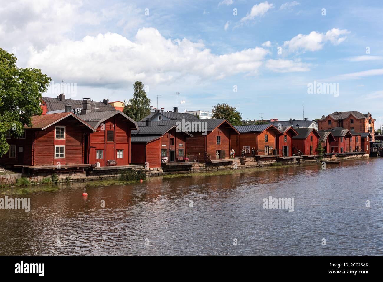 Alte hölzerne Lagergebäude am Flussufer in der Altstadt von Porvoo, Finnland Stockfoto
