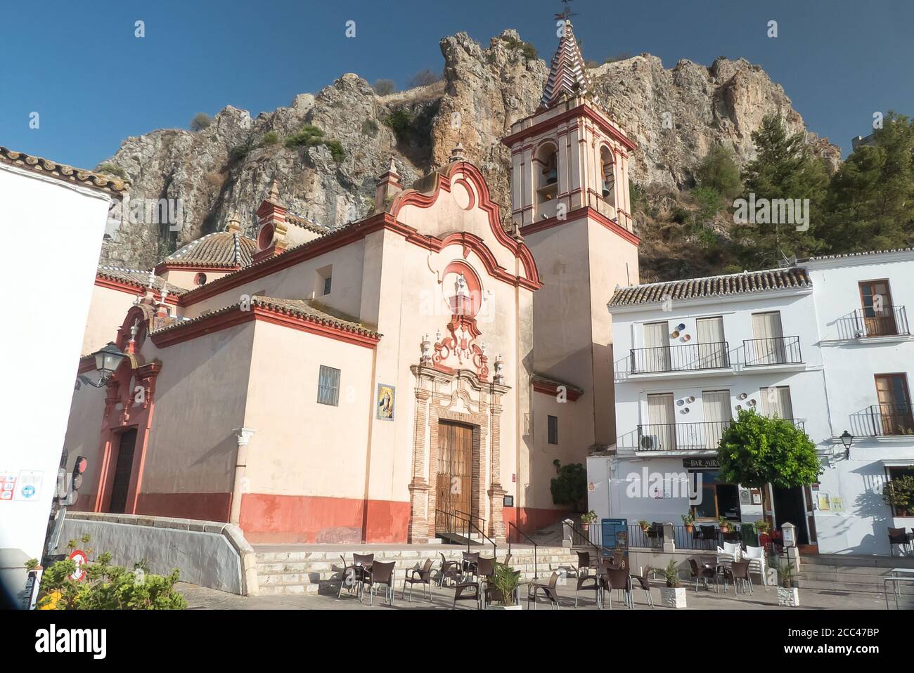 Andalusien in Spanien: Der hübsche Pueblo Blanco von Zahara de la Sierra und die Kirche (Iglesia) von Santa María de la Mesa Stockfoto