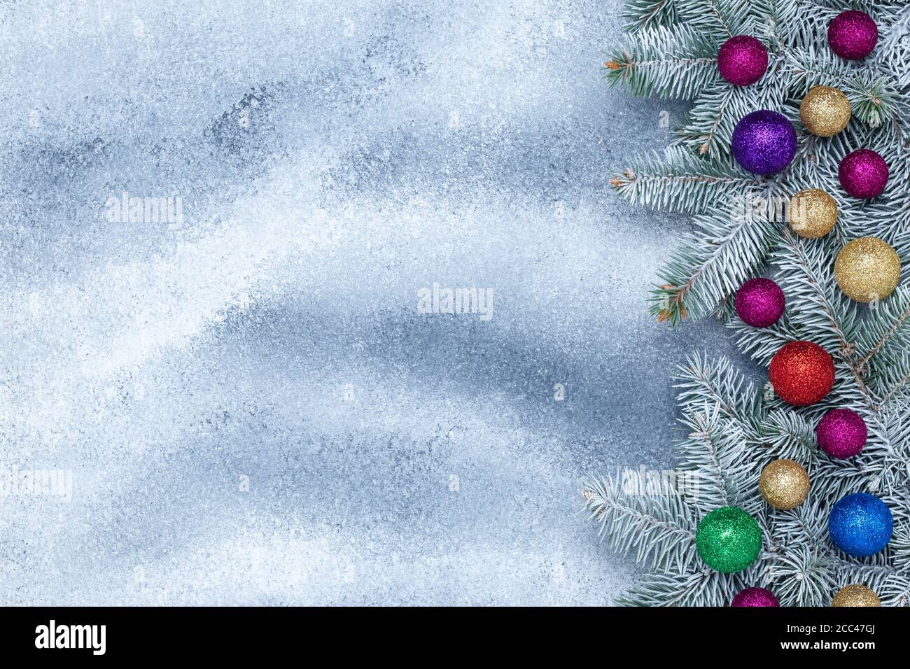 Weihnachtshintergrund mit glänzenden Bällen und Tannenzweigen, Weihnachtsgeschenk-Karte, festlicher Rahmen, Neujahr Banner mit Dekorationen. Für Text platzieren, Platz kopieren Stockfoto