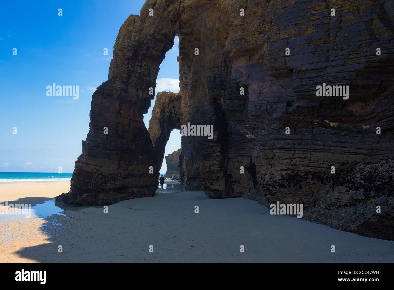 Blick auf eine Reihe fliegender Strebepfeiler am Strand von Las Catedrale, Galicien, Spanien Stockfoto
