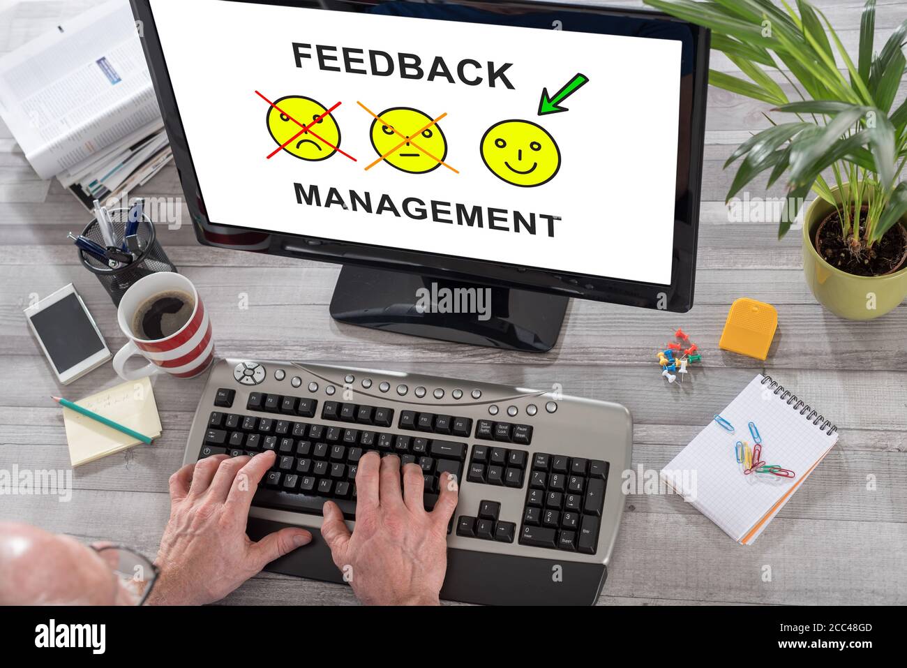Mann, der einen Computer mit Feedback-Management-Konzept auf dem verwendet Angezeigt Stockfoto