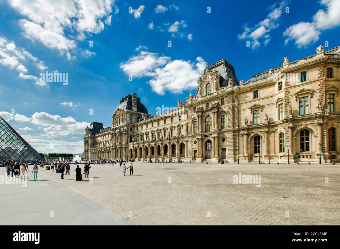 Louvre. Pavillon Richelieu (links) und Pavillon Colbert das Louvre Museum (französisch: Musée du Louvre) ist eines der größten und beliebtesten Kunstmuseen Stockfoto