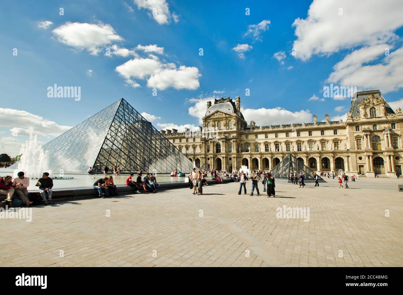 Louvre. Pavillon Richelieu (links) und Pavillon Colbert das Louvre Museum (französisch: Musée du Louvre) ist eines der größten und beliebtesten Kunstmuseen Stockfoto