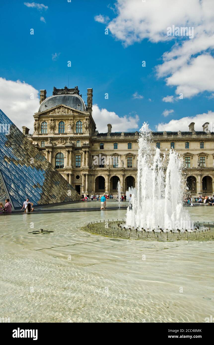 Louvre. Pavillon Richelieu. Das Louvre Museum (französisch: Musée du Louvre) ist eines der größten und beliebtesten Kunstmuseen der Welt. Das Museum ist Stockfoto