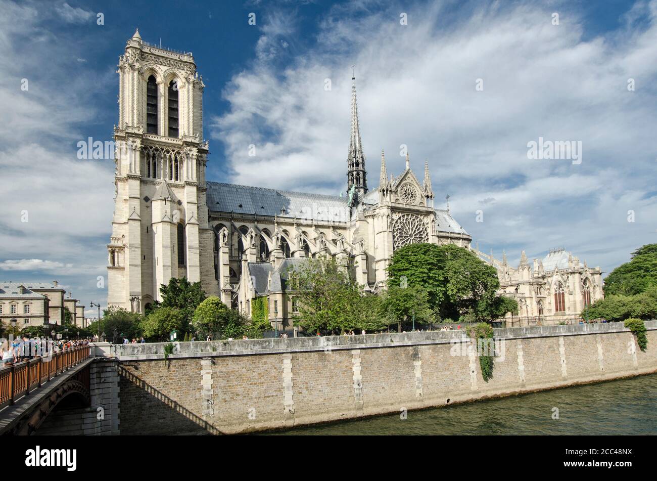 Notre-Dame de Paris ("Unsere Liebe Frau von Paris"), einfach als Notre-Dame bezeichnet, ist eine mittelalterliche katholische Kathedrale an der Île de la Cité im 4. Arrondi Stockfoto