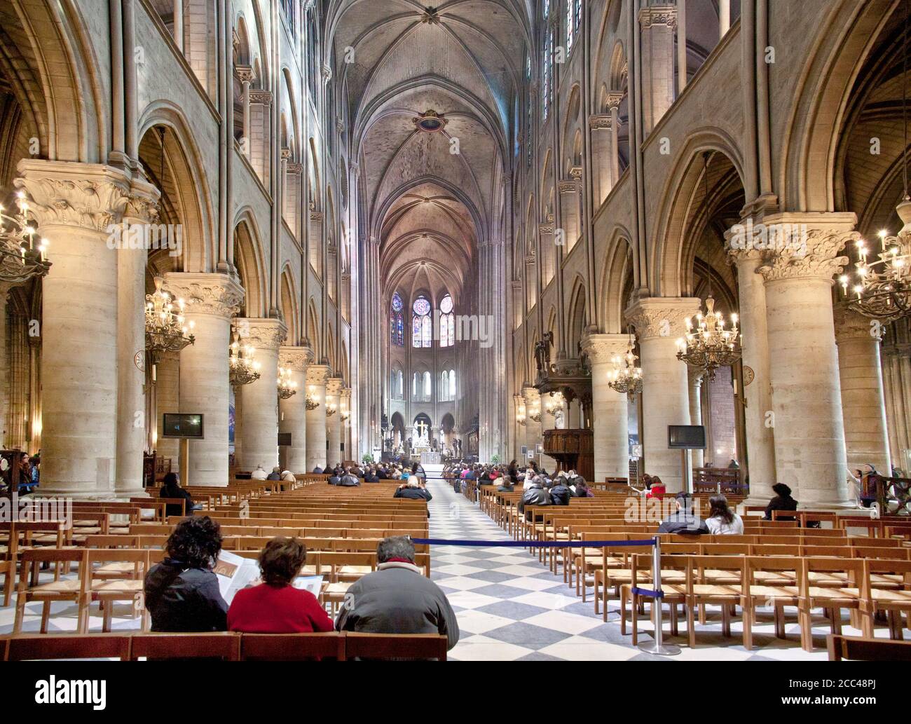 Der Innenraum von Notre-Dame de Paris. Notre-Dame de Paris ("Unsere Liebe Frau von Paris"), einfach als Notre-Dame bezeichnet, ist eine mittelalterliche katholische Kathedrale auf dem Stockfoto