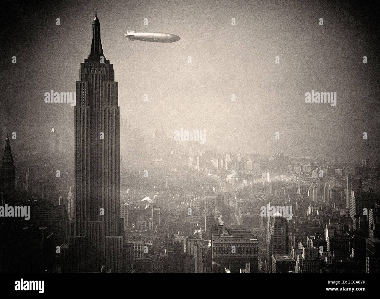 Der deutsche Zeppelin Hindenburg schwebt am 8. August 1936 am Empire State Building über Manhattan vorbei, auf dem Weg von Deutschland nach Lakehurst, New Jersey Stockfoto