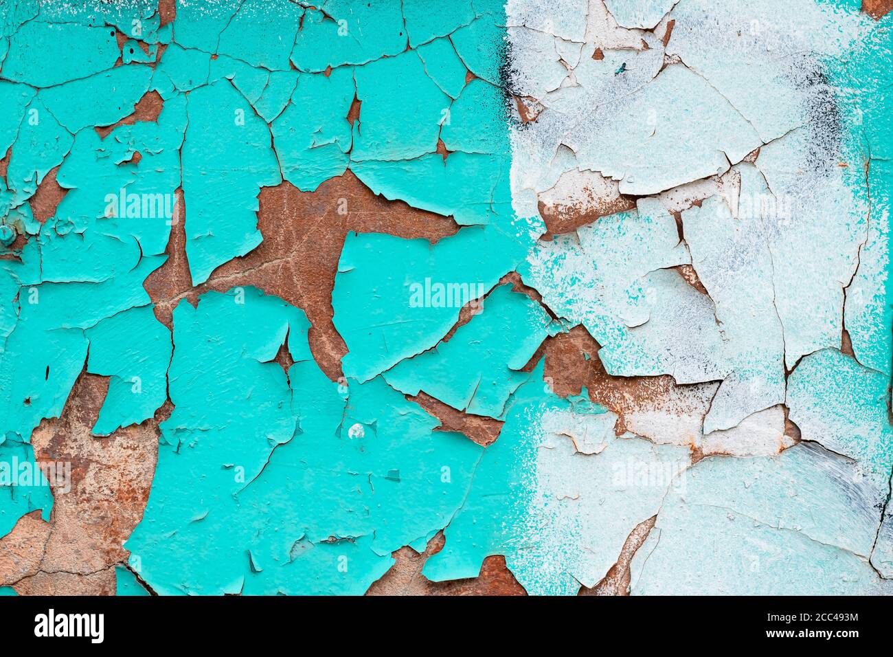 Türkisfarbe blättert an einer Betonwand. Blau und weiß bemalte abstrakte Hintergründe, rissige rostige Metalloberfläche, verblasste Textur, Grunge Tapete Stockfoto