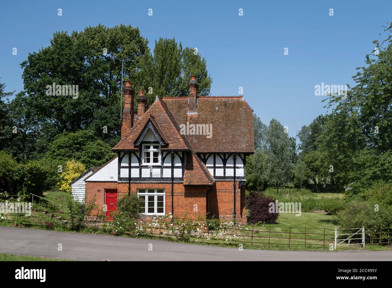1873 Coachman's Cottage oder Gate Lodge Gate in Great Waltham, Essex, England Stockfoto