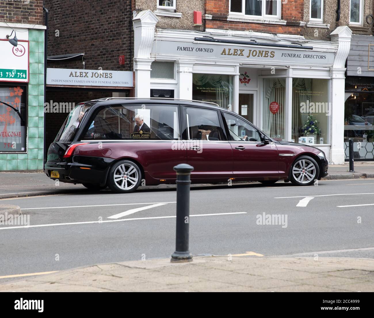 Ein hurst parkte vor Alex Jones Funeral Directors in Oxted, Surrey, Großbritannien Stockfoto