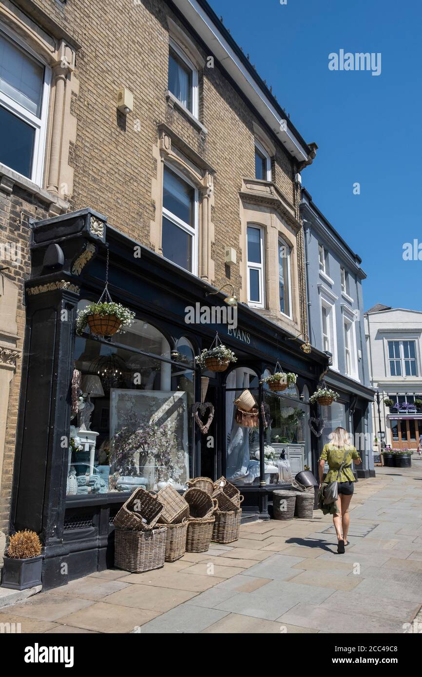 Geschäfte in Halstead Town Centre, Essex, England, Großbritannien. Stockfoto