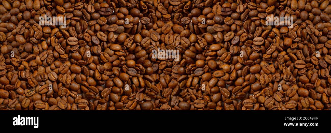 Geröstete Kaffeebohnen Banner Hintergrund. Braun Kaffeebohnen Textur bpanoramic Banner. Stockfoto