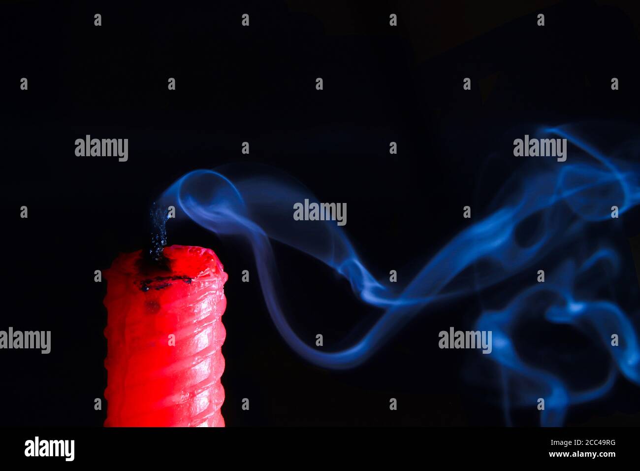 Rote Kerze blasen mit Rauch ab Stockfoto