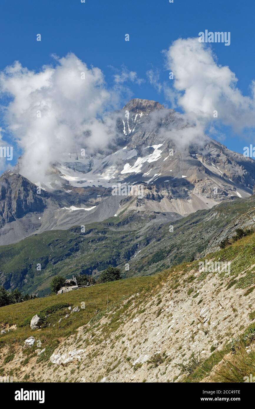 Wolken auf einem Gipfel in den französischen Alpen Stockfoto