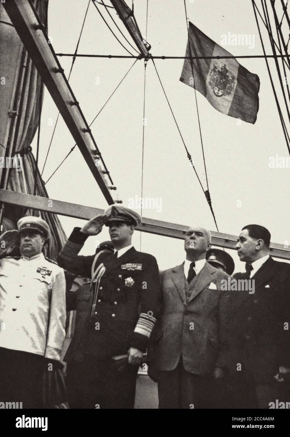 König von Rumänien Mihai I. mit Marschall der Sowjetunion Fedor Tolbukhin auf dem Deck des Schiffes. Rumänien. 1945 Stockfoto