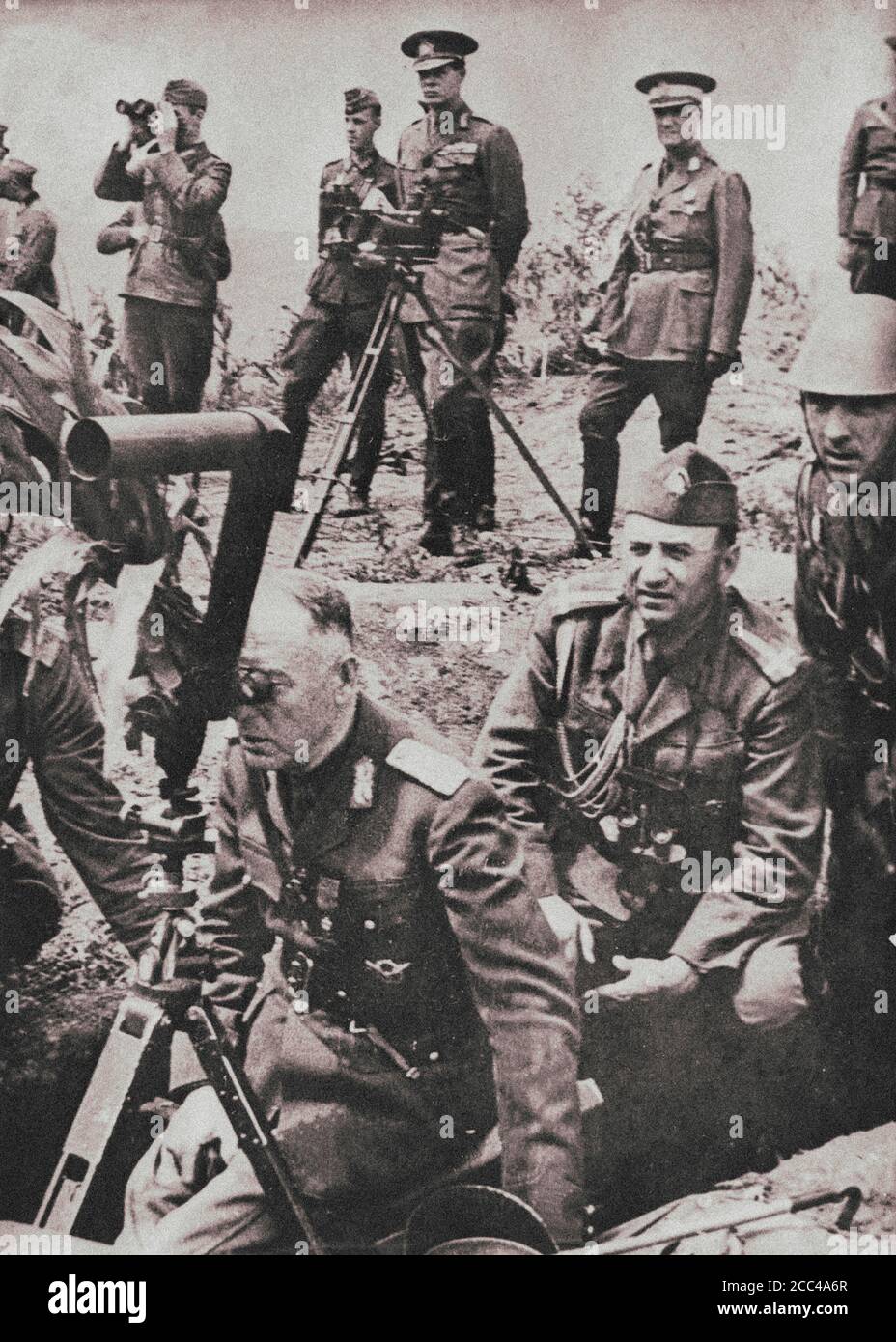 König von Rumänien Mihai I. (in der Mitte, in der zweiten Reihe) beobachtet den Verlauf der militärischen Übungen der rumänischen Armee gegen die sowjetischen Truppen. Zoll Stockfoto