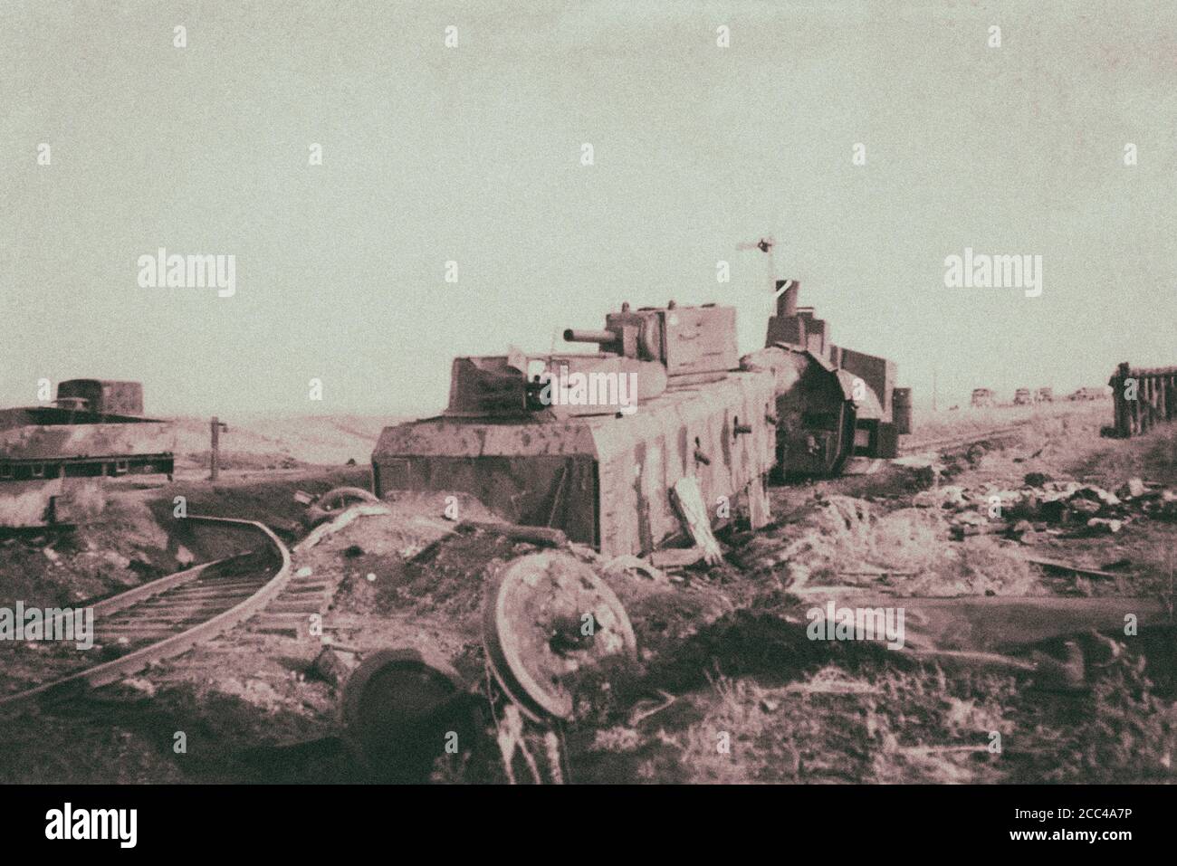 Sowjetischer Panzerzug „für das Vaterland!“, der wegen des Luftwaffenangriffs in der Region Woroshilovgrad (heute CI Stockfoto